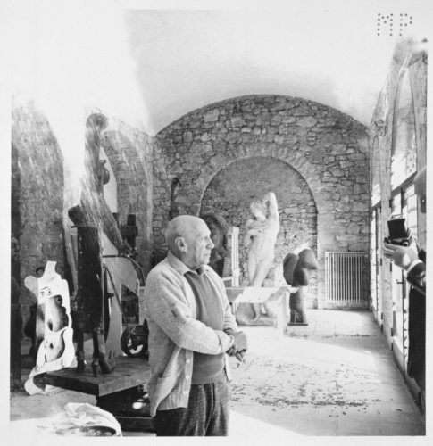 A- Gomes, Picasso posant pour Theodor Ahrenberg, Mougins, 1965  © Succession Picasso 2021 © RMN-Grand Palais (Musée national Picasso- Paris) / Michèle Bellot © André Gomes