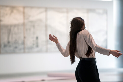 Visite dansée en Galerie du temps. © Louvre Lens / Frédéric Iovino
