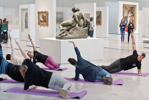 Yoga en Galerie du temps_Louvre-Lens  © Louvre-Lens / Frédéric Iovino