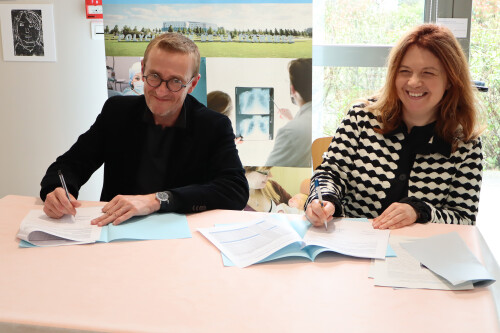 Signature du partenariat entre Olivier Devriendt, directeur général du groupe AHNAC, et Annabelle Ténèze, directrice du Louvre-Lens, le 29 mars 2024 © AHNAC - DR